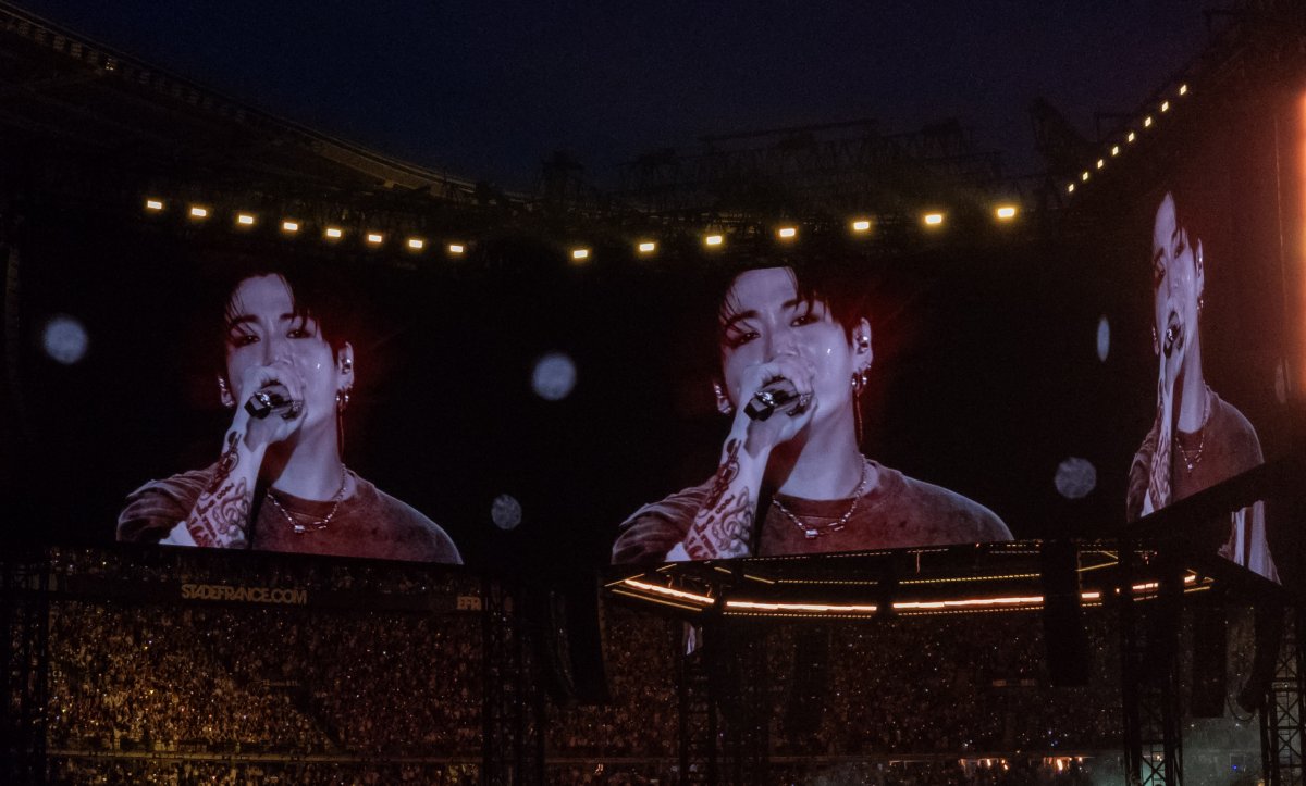  BTS lights up Paris with an unforgettable show! 