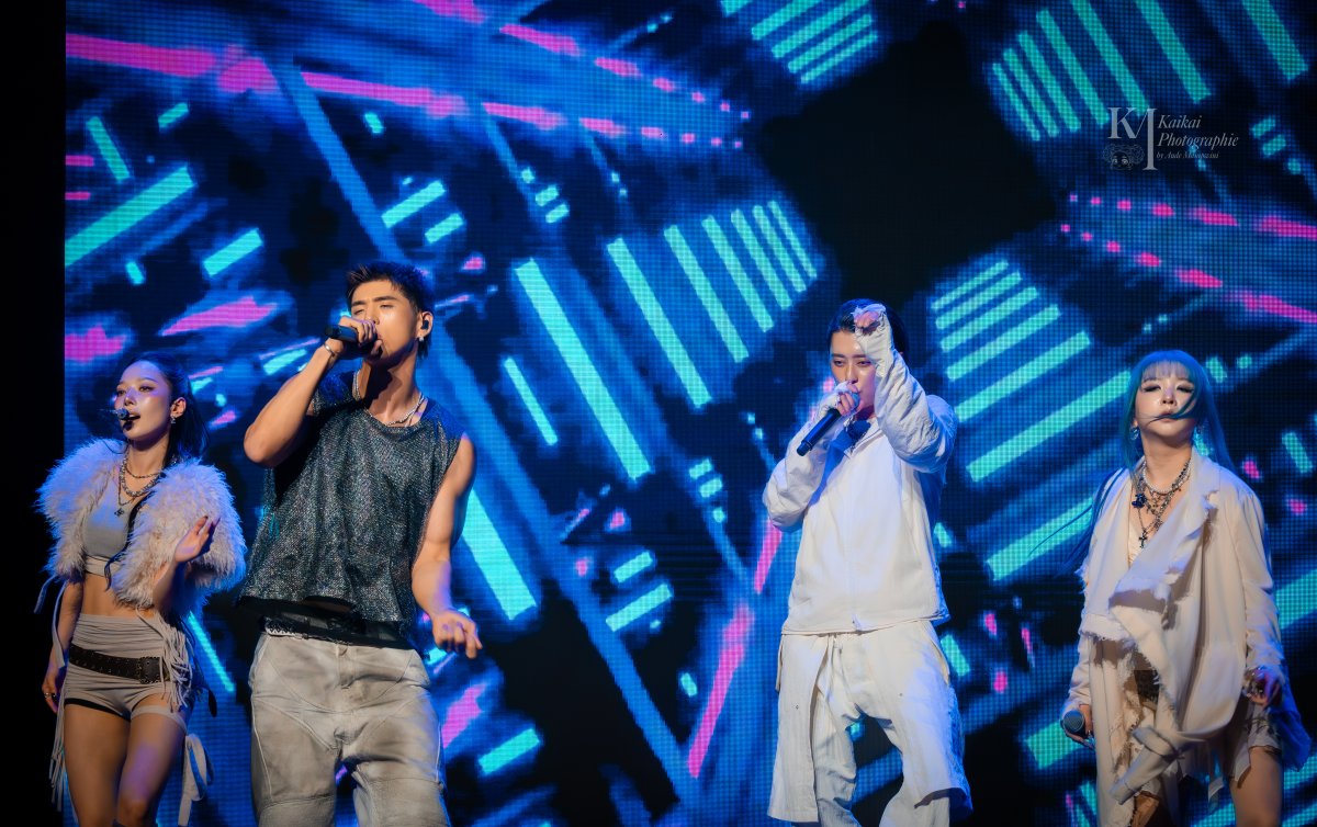 KARD lights up Les Folies Bergère! 